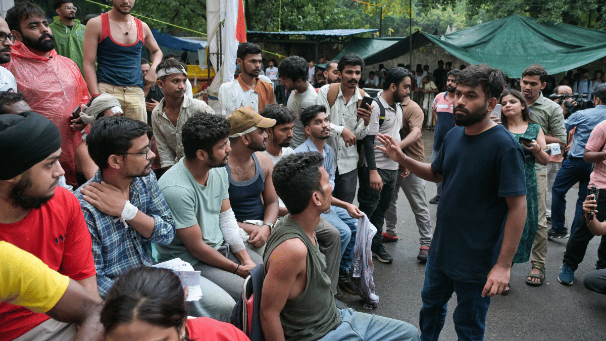 CJP's Abhijeet Dipke meeting Jantar Mantar protesters who were injured in the Sansad Chalo march | Suraj Singh Bisht | ThePrint