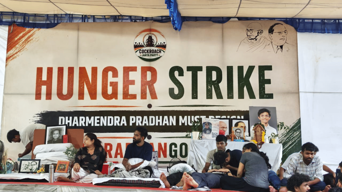 CJP founder Abhijeet Dipke and others on the stage at Jantar Mantar on Saturday night | Mayank Kumar | ThePrint