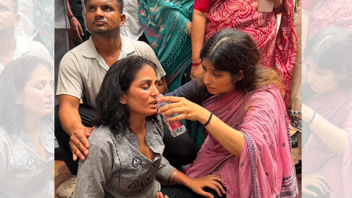 Dimple Yadav offers water to a protester. | X/@dimpleyadav