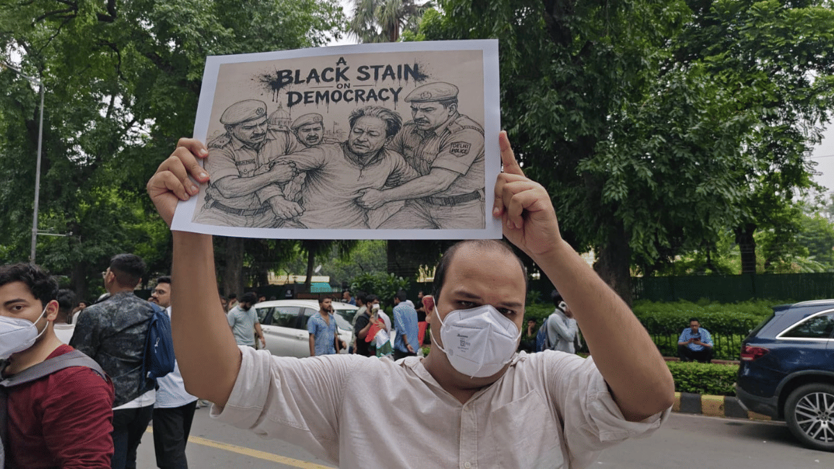 A protester with a poster condemning the way the Delhi Police removed educationist Sonam Wangchuk from the protest site of Jantar Mantar | Esha Mishra | ThePrint