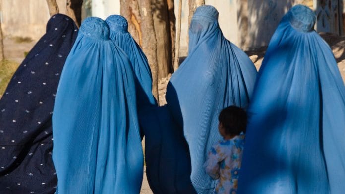 Women in burqa with their children in Herat, Afghanistan | Commons