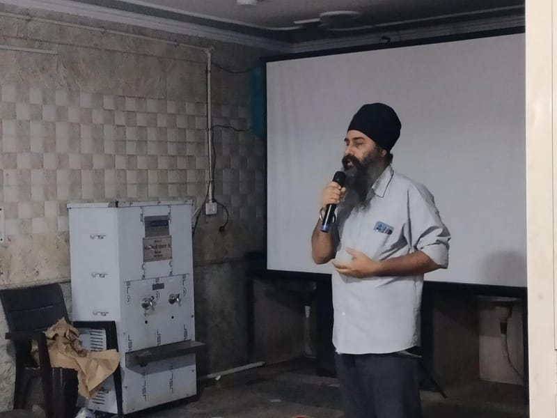 पंजाब में उग्रवाद के दौर में अपने परिवार और दोस्तों के साथ हुई घटनाओं को याद करते हुए एक दर्शक रो पड़ा | फोटो: हर्ष तिवारी/दिप्रिंट