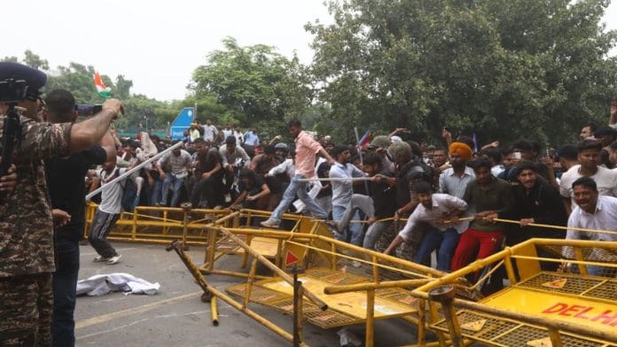 Protesters crash barricades at Raisina Road as the Cockroach Janta Party's (CJP's) 'Chalo Sansad' protest intensifies | Praveen Jain | ThePrint
