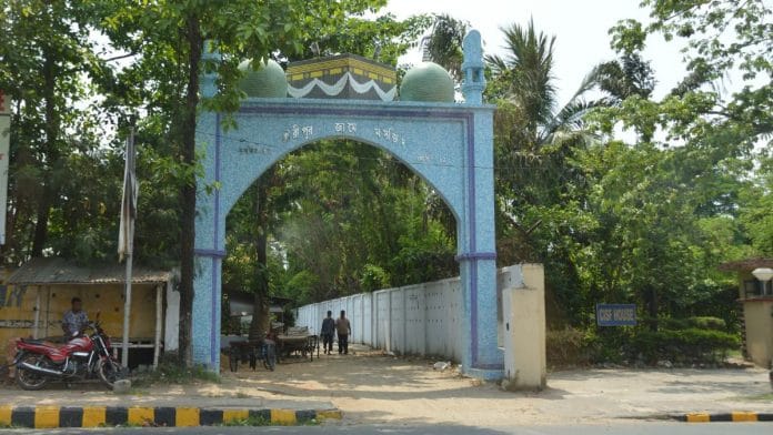 The entrance of 136-year-old Gauripur Jama Masjid at Jessore Road, Kolkata | Wikimedia Commons