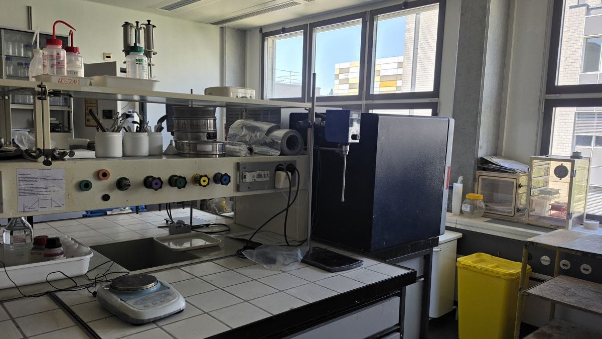 स्विट्जरलैंड के EPFL में प्रोफेसर करेन स्क्रिवेनर की लैब | फोटो: सौम्या पिल्लई/दिप्रिंट