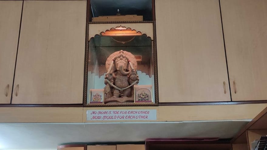 पुणे के हार्मनी मैरिज ब्यूरो में लगा एक साइन जिस पर लिखा है - ‘एक-दूसरे के लिए बने नहीं, एक-दूसरे के सांचे में ढले नहीं’ | फोटो: स्टेला डे/दिप्रिंट