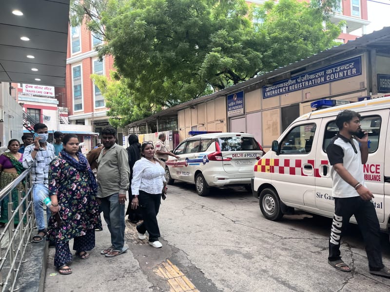 दिल्ली के आरएमएल अस्पताल में तैनात पुलिसकर्मी | फोटो: स्नेहा रिछारिया/दिप्रिंट