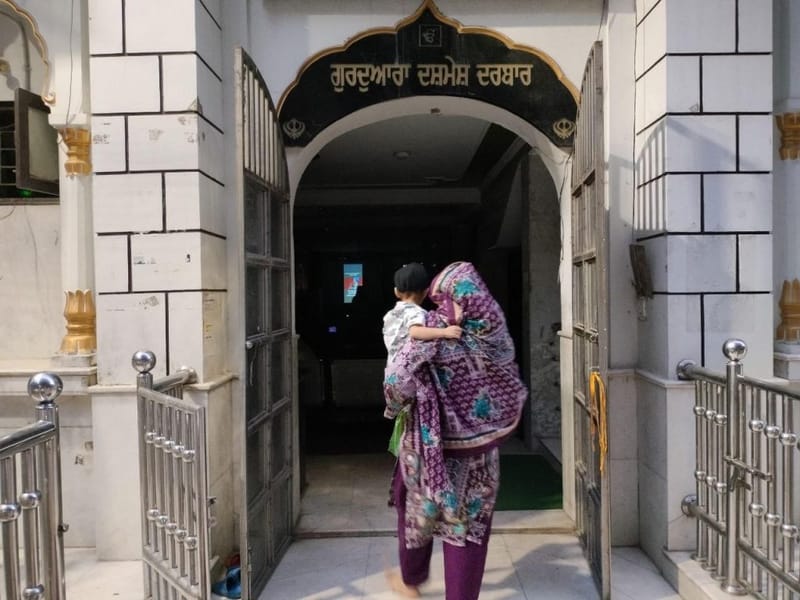 गुरमीत अपनी ढाई साल की बच्ची के साथ स्क्रीनिंग देखने आई थीं. उन्होंने कहा, "अब मुझे समझ आया कि असल में क्या हुआ था और मेरा परिवार पंजाब वापस जाने के नाम से इतना डरा हुआ क्यों रहता था." | फोटो: हर्ष तिवारी/दिप्रिंट