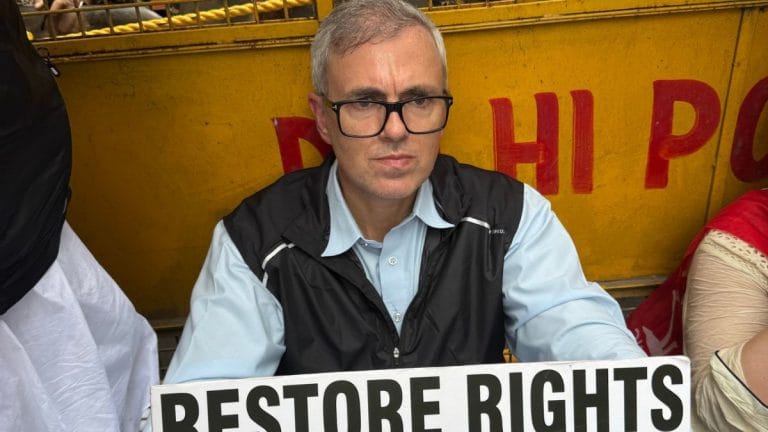 Omar Abdullah takes an auto to Delhi’s Jantar Mantar. No, not for CJP protest