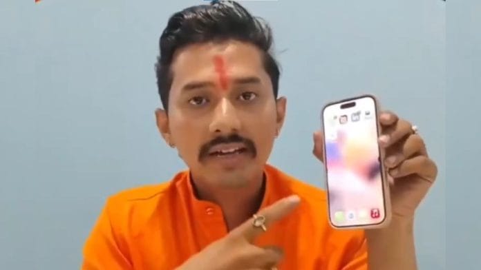 Pawan Pathak, an astrologer in Ujjain, warned that if the feature isn't updated, consumers would be urged to boycott the iPhone | X/@Nher_who