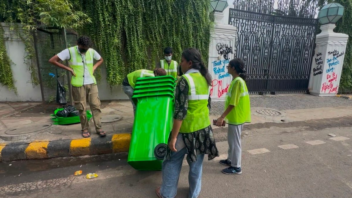 CJP protesters are now carrying brooms. To tackle the garbage crisis at Jantar Mantar