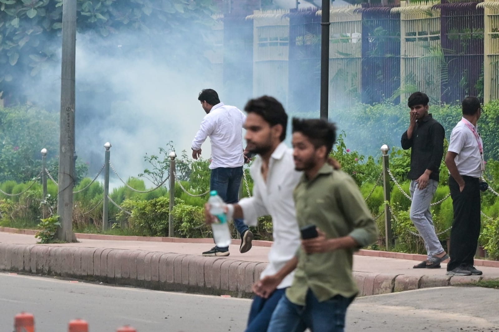 Protesters flee as Delhi Police use tear gas shells to disperse crowds during the CJP march to Parliament | Praveen Jain | ThePrint