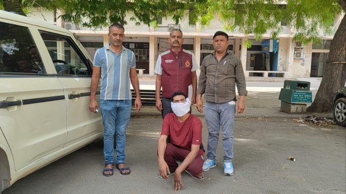 Vinayak Jha allegedly setting up a makeshift printing press in a hotel room to manufacture fake Indian currency notes | By special arrangement