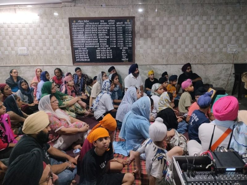 स्क्रीनिंग में शामिल छोटे बच्चे. कई लोगों का कहना था कि यह फिल्म उन्हें अपनी जड़ों से जुड़े रहने का एक जरिया देती है | फोटो: हर्ष तिवारी/दिप्रिंट