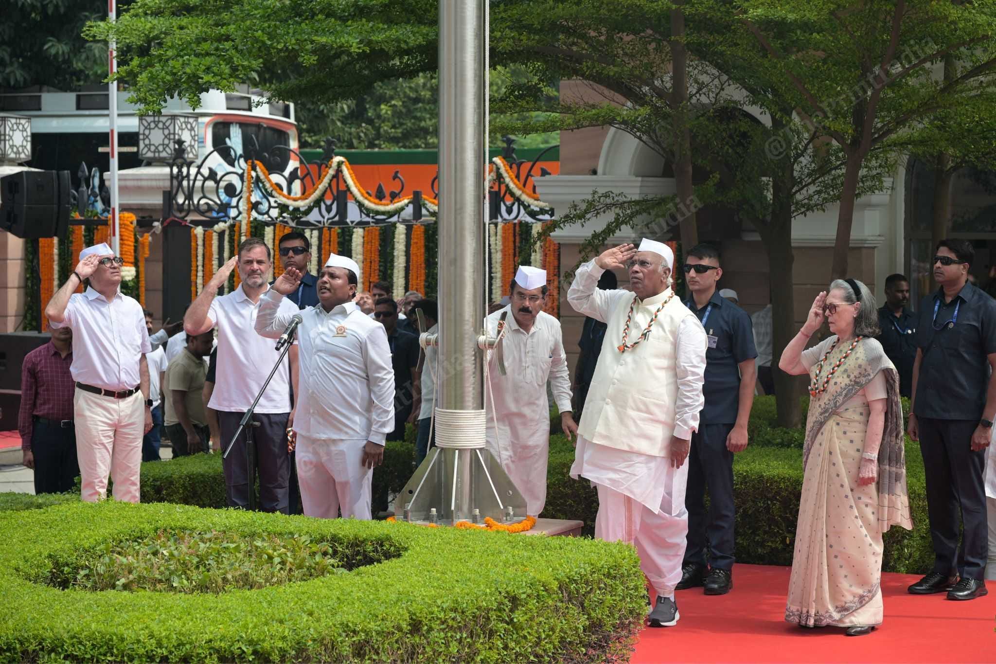 Congress president Mallikarjun Kharge hoisting the tricolour at the party office on the occasion of India's 80th Independence Day. Senior Congress leaders Sonia Gandhi, Rahul Gandhi & others were also present. | Suraj Singh Bisht/ThePrint
