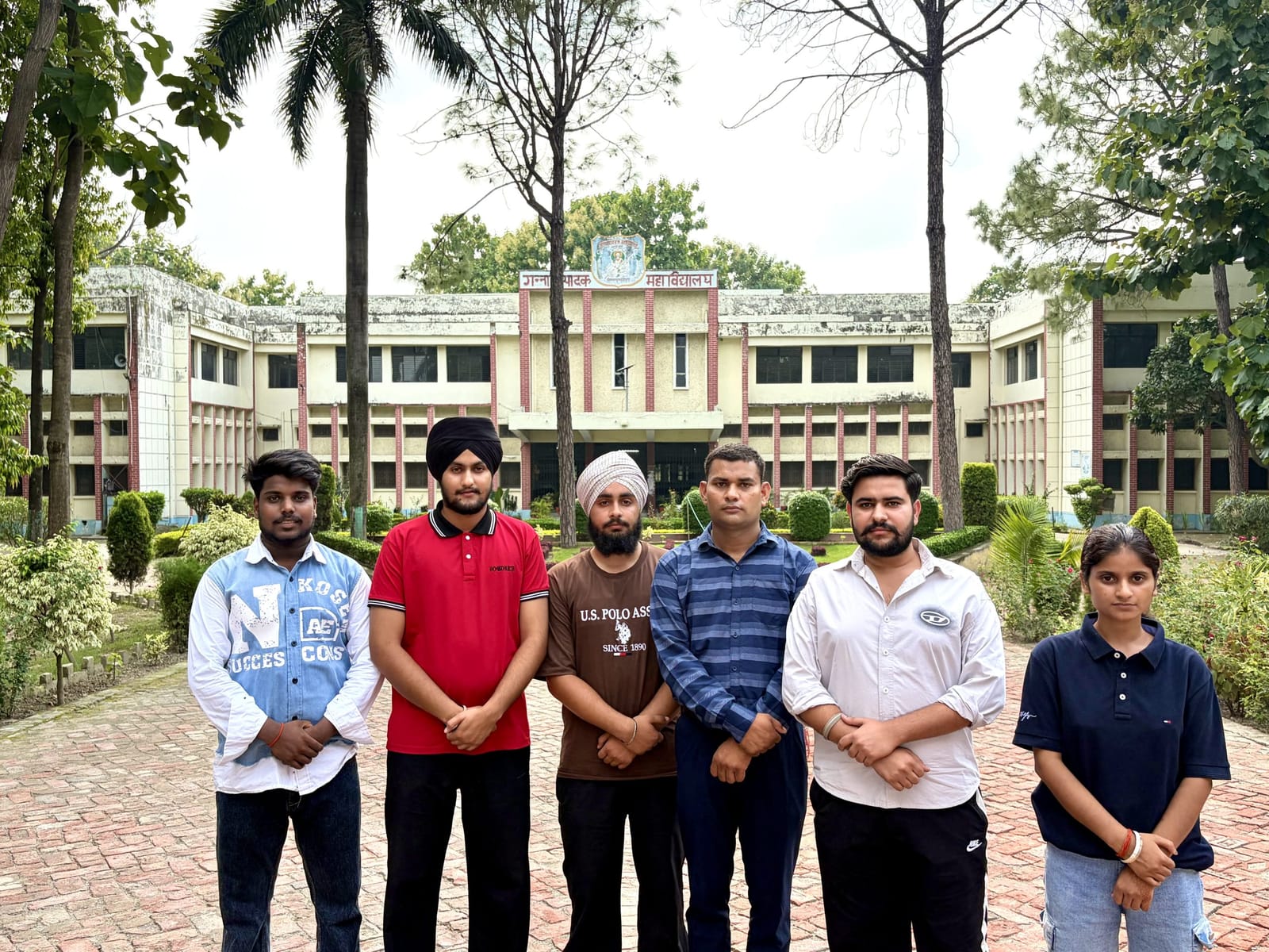 बरेली के बहेरिया इलाके में गन्ना उत्पादक महाविद्यालय के बाहर अपने छात्रों श्याम (22), तरसेम (22), हरमन, क्षितिज (21) और ज्योति चौधरी (24) के साथ मोहित भारद्वाज. वह इसी कॉलेज में पढ़ाते थे | फोटो: सबा गुरमत