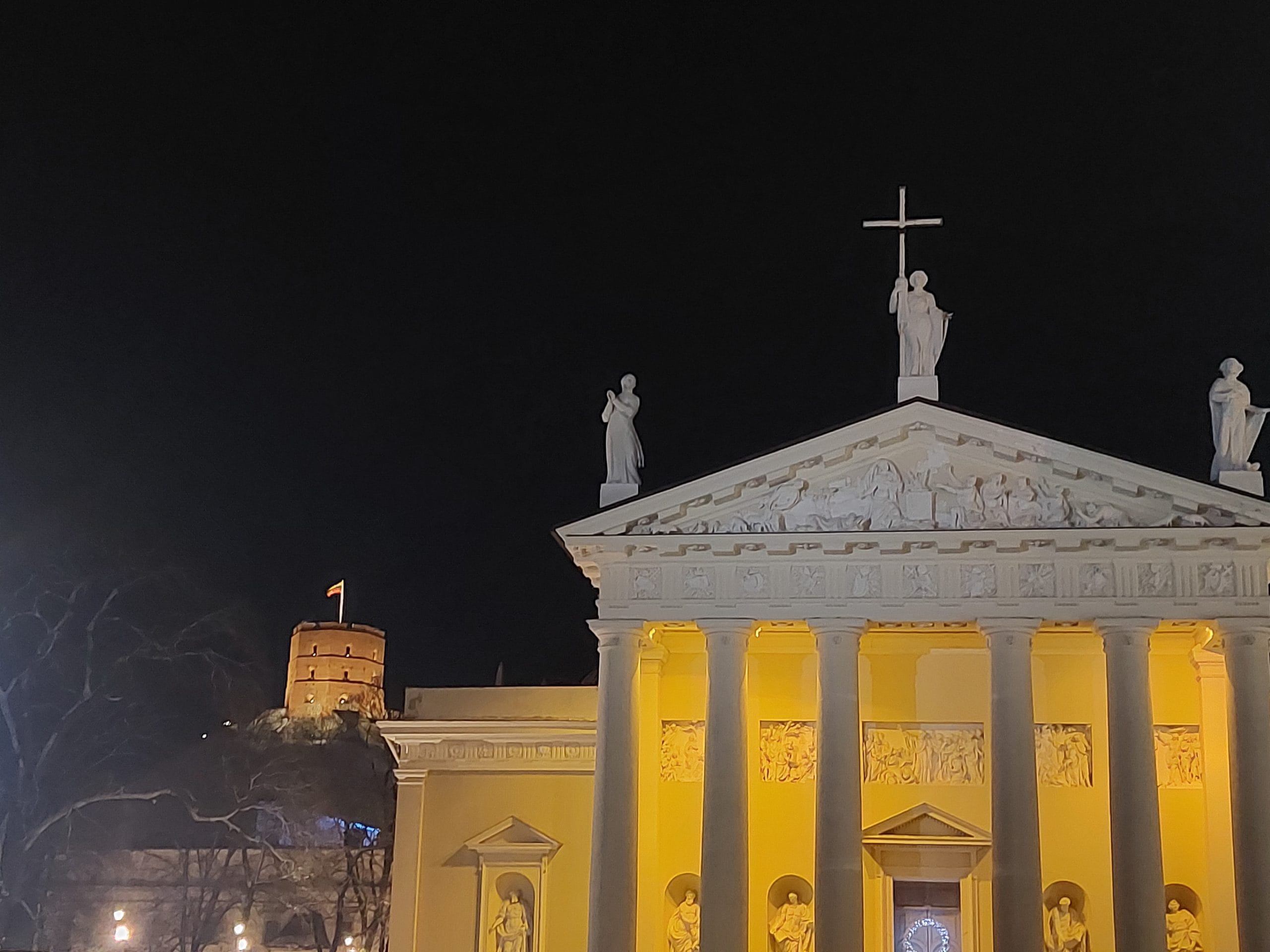 Vilnius Cathedral and Gediminas Castle in winter | Photo courtesy: Diana Mickevičienė