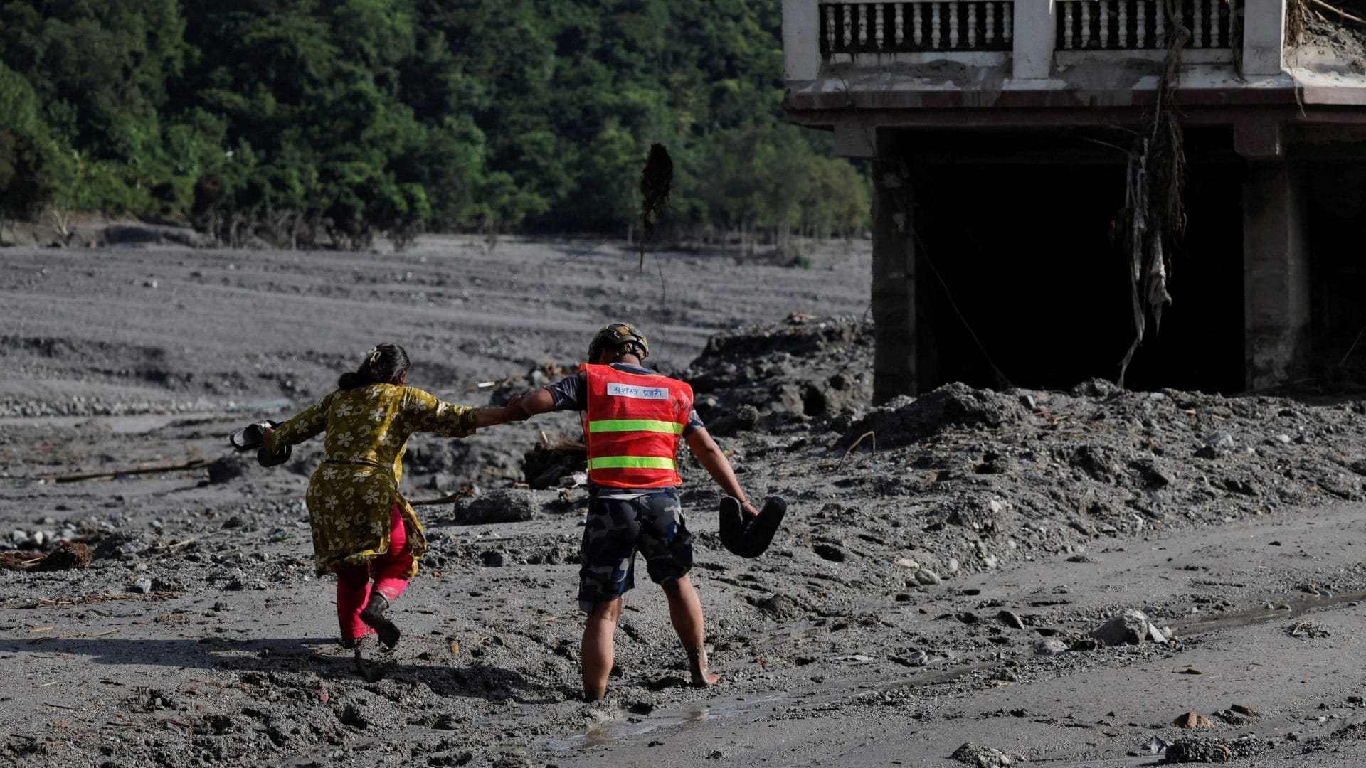 nepal-warns-of-more-floods-disrupting-rescue-efforts