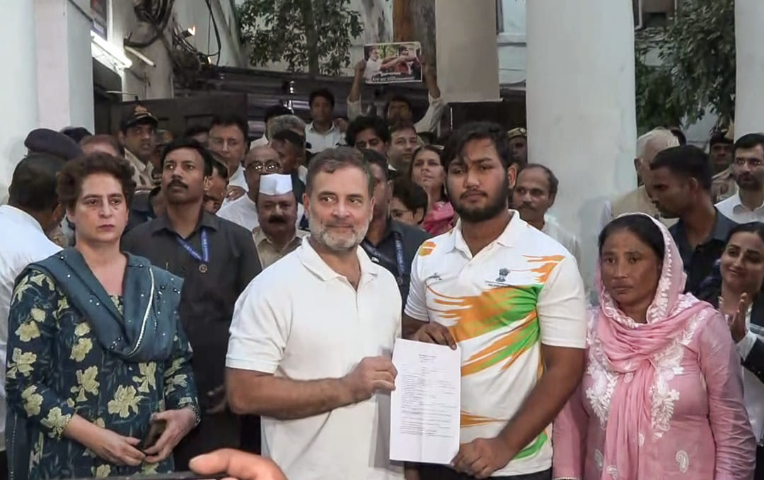 राहुल गांधी और साहिल लोचब FIR की कॉपी दिखाते हुए | फोटो: एएनआई