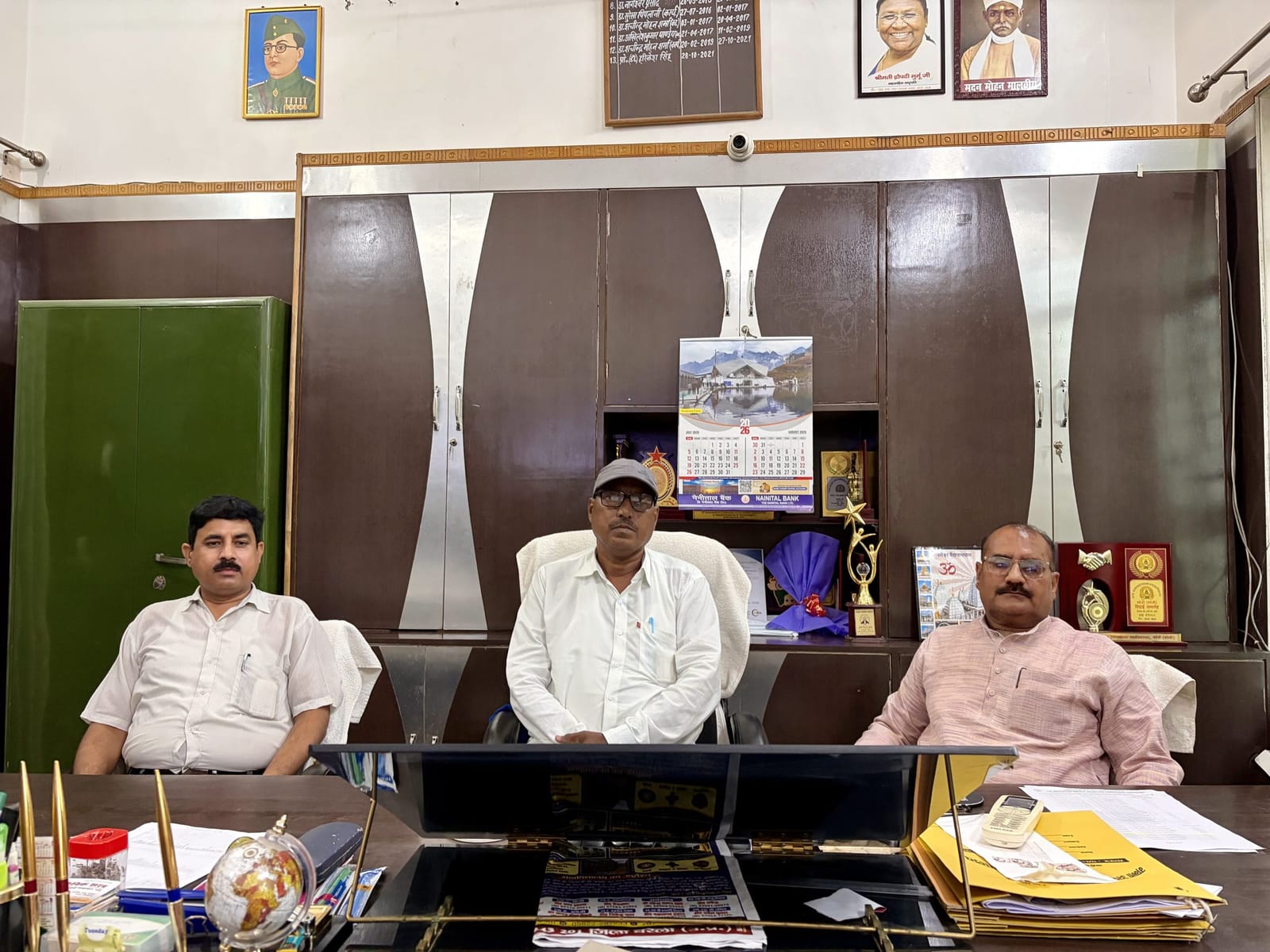 कॉलेज एडमिनिस्ट्रेशन और ट्रस्टी के सदस्यों का आरोप है कि भारद्वाज वहां एक पॉलिटिशियन के तौर पर थे, टीचर के तौर पर नहीं | (बाएं से दाएं: राजीव सेठ, राजेंद्र कुमार, चौधरी नरेंद्र सिंह | फोटो: सबा गुरमत