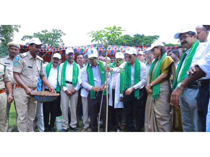 Kakatiya Medical College Alumni Association Organises Mega Plantation Drive with 1,117 Plants