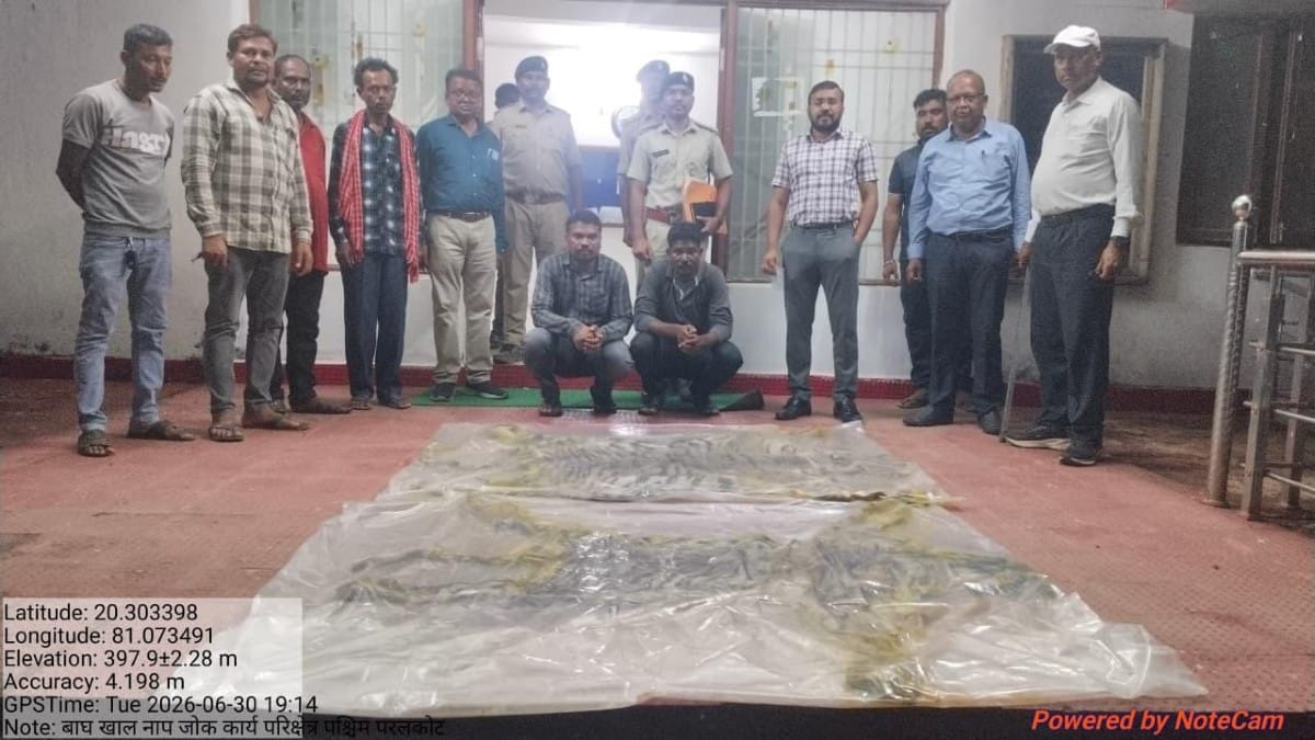 Police & forest dept officials with accused | By special arrangement