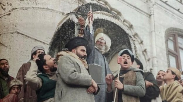 A historic public gathering at the Hazratbal Shrine in Srinagar during the emotional "Deedar" (holy display) of the Moi-e-Muqaddas (Prophet Muhammad's holy relic) following its recovery in January 1964. | X/@kshmirmemories
