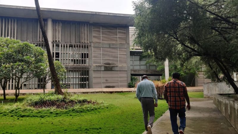 IITM पुणे में ब्रूटलिस्ट-स्टाइल बिल्डिंग जिसमें भारत का सबसे बड़ा मौसम विज्ञान सुपरकंप्यूटर अर्क है | फोटो: आकांक्षा मिश्रा/दिप्रिंट