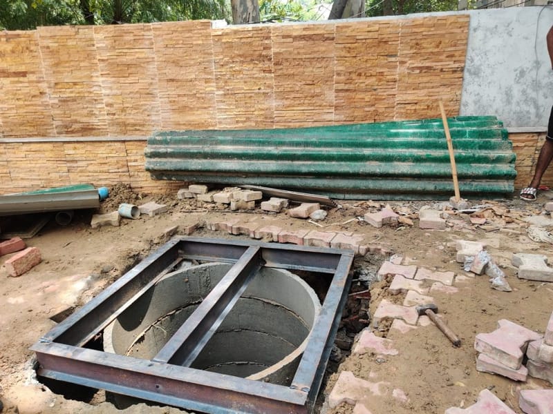 सैनिक फार्म में RWA द्वारा मैनेज किया गया सिविक वर्क | फोटो: अलमिना खातून/दिप्रिंट