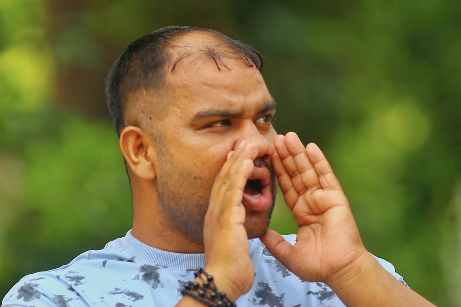 शाहरुख बंदरों को भगाने के लिए लंगूरों की आवाज़ की नकल करते हुए | फोटो: मनीषा मोंडल/दिप्रिंट