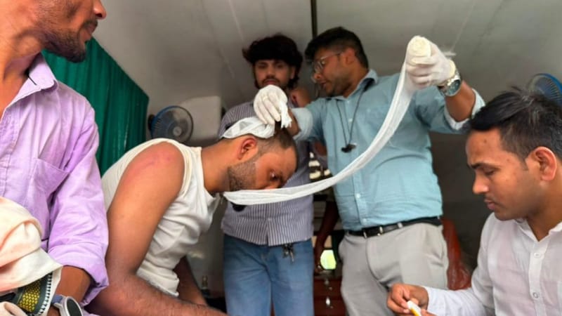 एक घायल छात्र को प्राथमिक उपचार दिया जा रहा है | फोटो: नूतन शर्मा/दिप्रिंट