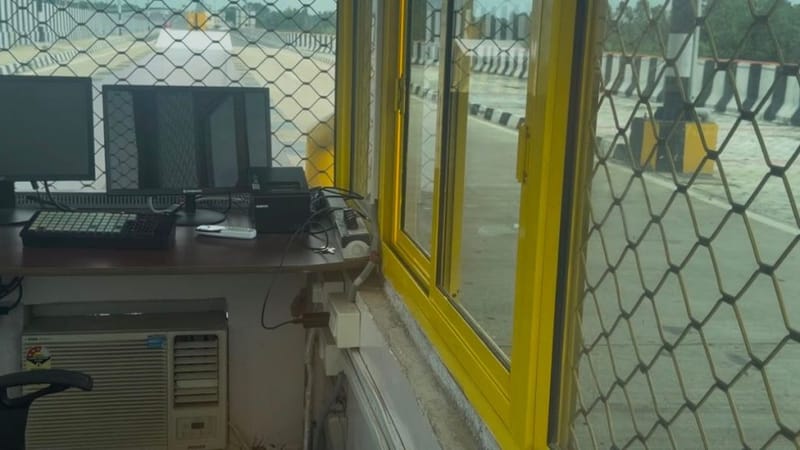 The newly constructed toll booth sits empty after NHAI halted toll collection on August 5. Collection had begun on 13 July, leaving toll booth workers now sitting idle. Saman Husain | ThePrint