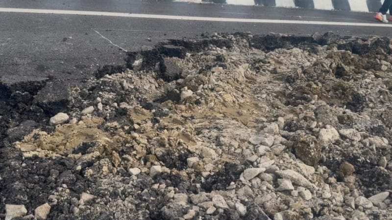 Loose asphalt and debris scattered along the edges of the expressway. Saman Husain | ThePrint
