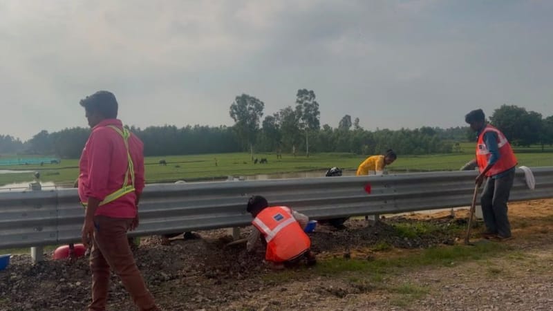 At multiple spots, the highway’s edge is also under construction with men and machines digging out a drainage channel. Saman Husain | ThePrint