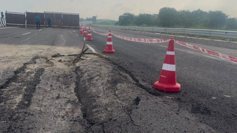 A 40-minute ride, a road under repair. What went wrong with Lucknow-Kanpur Expressway