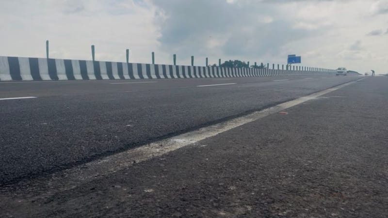 Smell of fresh asphalt hangs over the freshly laid-down road stretches that gleam against the dust-covered road around them. Saman Husain | ThePrint