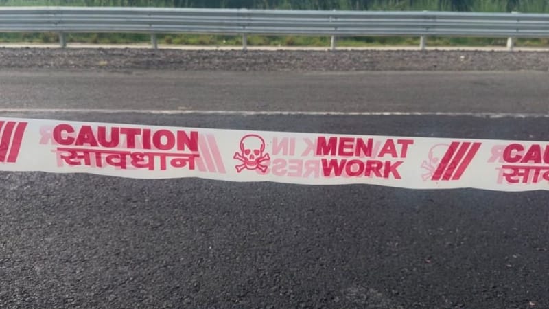 A warning tape mentions 'Men at work' at the expressway. Saman Husain | ThePrint