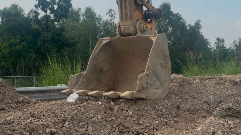 Old construction mesh, pulled out during repairs on the Kanpur-Lucknow expressway, lies tangled beneath the bucket of an excavator. Saman Husain | ThePrint