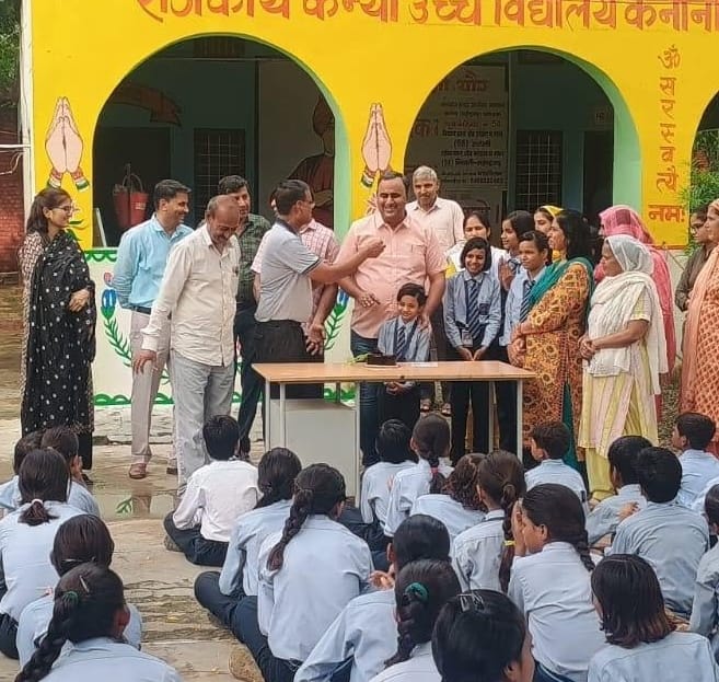 कनीना सरकारी स्कूल के प्रिंसिपल नरेश कुमार कौशिक की पुरानी तस्वीर, जिसमें वह स्कूल के एक कार्यक्रम में छात्रों को सम्मानित कर रहे हैं | फोटो: स्पेशल अरेंजमेंट