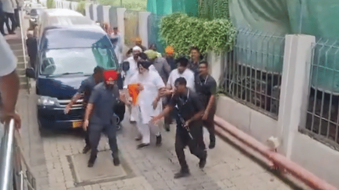 Badal walking inside a building with a cloth wrapped around his right hand. | Screengrab X/@manaman_chhina