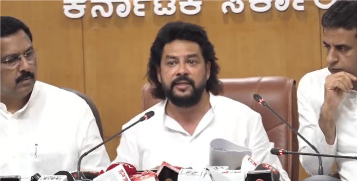 A teary B Nagendra (centre) announces his resignation from Karnataka Cabinet on Friday | X/@IRFANNKPC