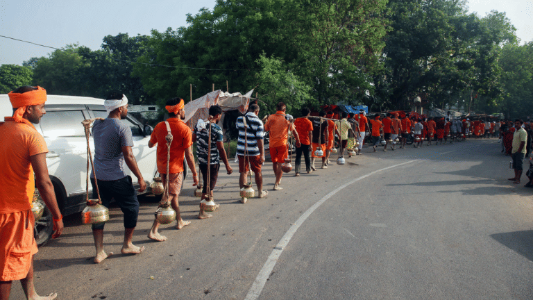 School van carrying minor girls attacked by kanwariyas in Lucknow over minor overtaking disagreement