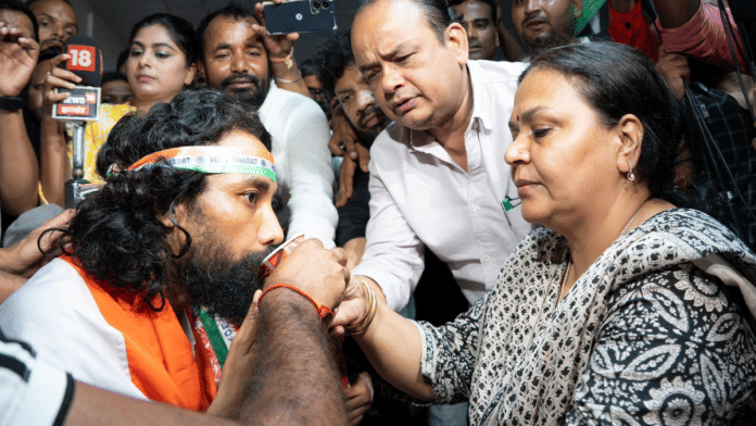 Jharkhand minister Dipika Pandey Singh offers juice to student leader Devendra Nath Mahato to mark the end of hunger strike | X/@DipikaPS