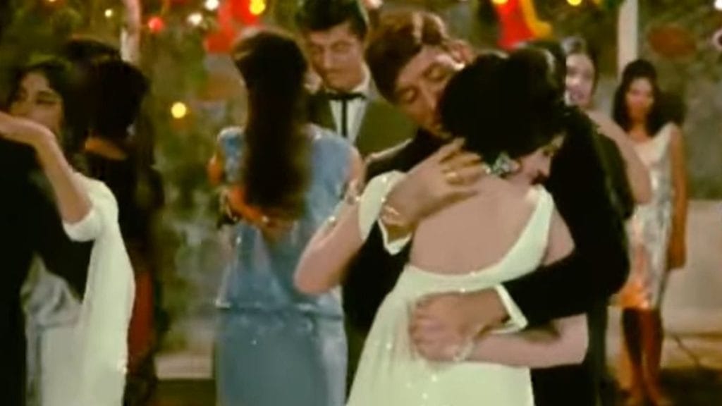 Raaj Kumar attempts to steal Shashikala’s diamond necklace during the song sequence “Aage Bhi Jaane Na Tu” in Waqt (1965) | Screengrab from YouTube video