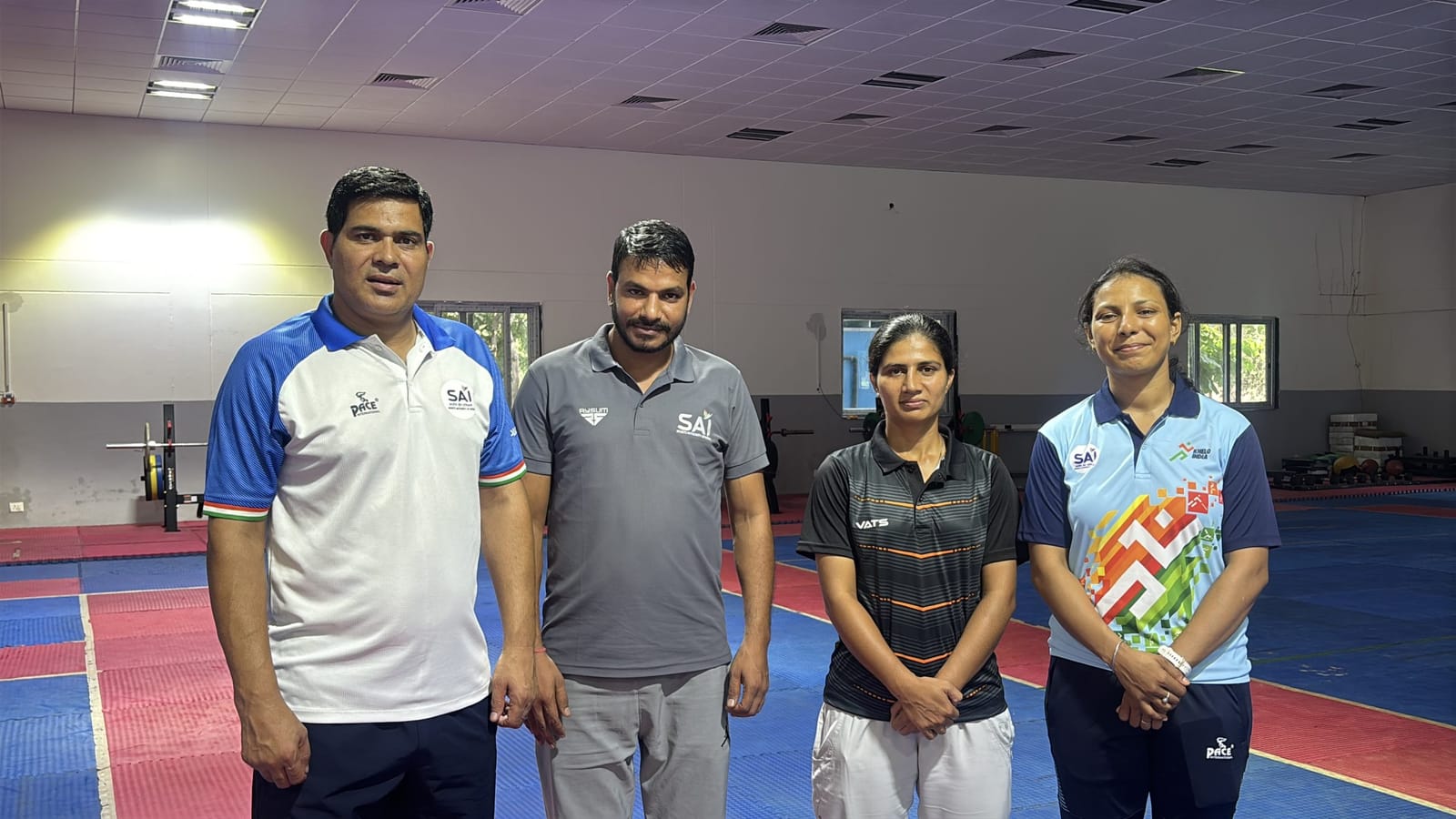 SAI सोनीपत के कोच नवीन कुमार, ब्रह्मा शर्मा और साक्षी राठिया, SAI गांधीनगर की कोच गायत्री अग्रवाल के साथ, जिनके खिलाड़ी ईरान से मुकाबला करने के लिए सोनीपत गए थे | फोटो: वितस्ता कौल/दिप्रिंट