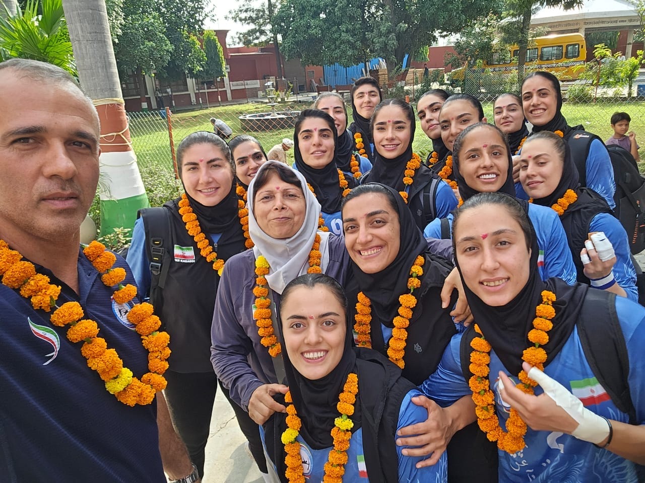 ईरानी महिला कबड्डी कोच गुलामरेज़ा माज़ंदरानी सोनीपत में अपने ट्रेनिंग कैंप के दौरान अपनी टीम के साथ | स्पेशल अरेंजमेंट