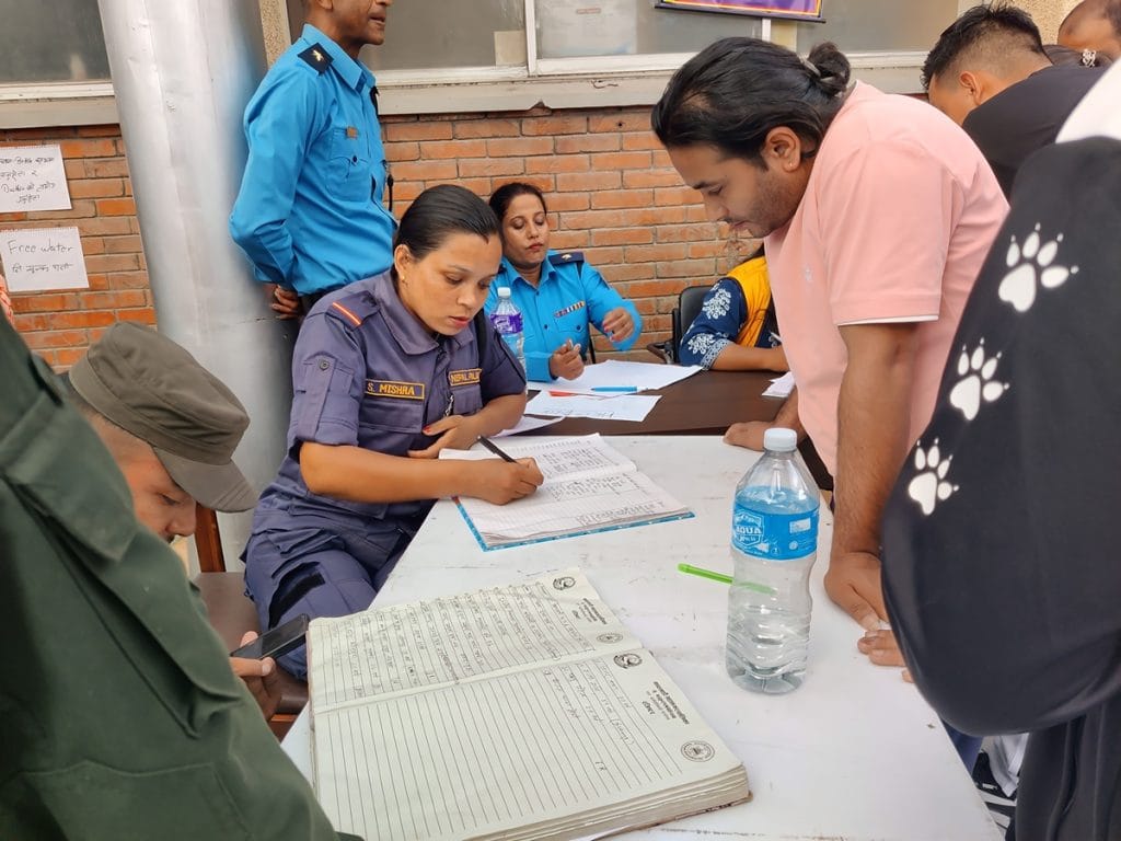 काठमांडू पुलिस की त्रिभुवन अस्पताल में बने हेल्प डेस्क पर बाढ़ में लापता लोगों के नाम दर्ज किए जा रहे हैं | फोटो: आकांक्षा मिश्रा/दिप्रिंट