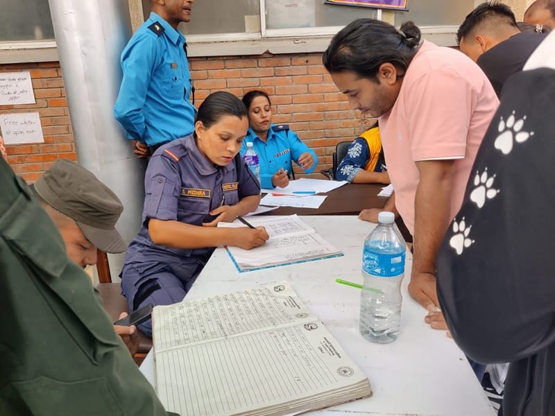 काठमांडू पुलिस की त्रिभुवन अस्पताल में बने हेल्प डेस्क पर बाढ़ में लापता लोगों के नाम दर्ज किए जा रहे हैं | फोटो: आकांक्षा मिश्रा/दिप्रिंट