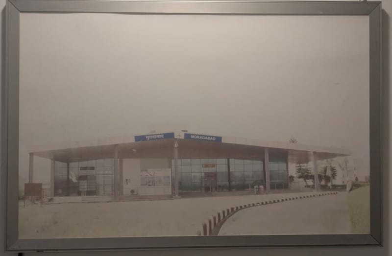 AAI ऑफिस में मुरादाबाद एयरपोर्ट की ओरिजिनल टर्मिनल बिल्डिंग की एक धुंधली तस्वीर टंगी है | फोटो: हिमांशी अग्रवाल/दिप्रिंट