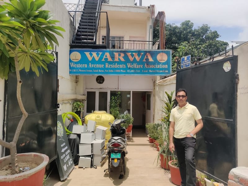 सैनिक फार्म RWA के एग्जीक्यूटिव कमिटी मेंबर राजीव भसीन, अपने ऑफिस के बाहर। RWA कचरा उठाने से लेकर सड़कें बनाने तक सब कुछ मैनेज करता है | फोटो: अलमिना खातून/दिप्रिंट